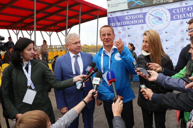 Президент Алтайской федерации гребли на байдарках и каноэ Юрий Шамков и вице-президент Международной федерации каноэ Томас Конецко. Фото: Виталий УЛАНОВ