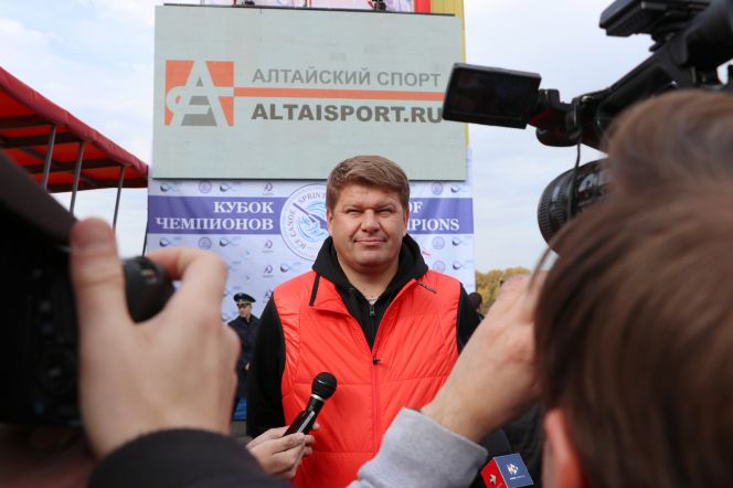 Комментатор Дмитрий Губерниев на «Кубке чемпионов» в Барнауле. Фото: Виталий УЛАНОВ 