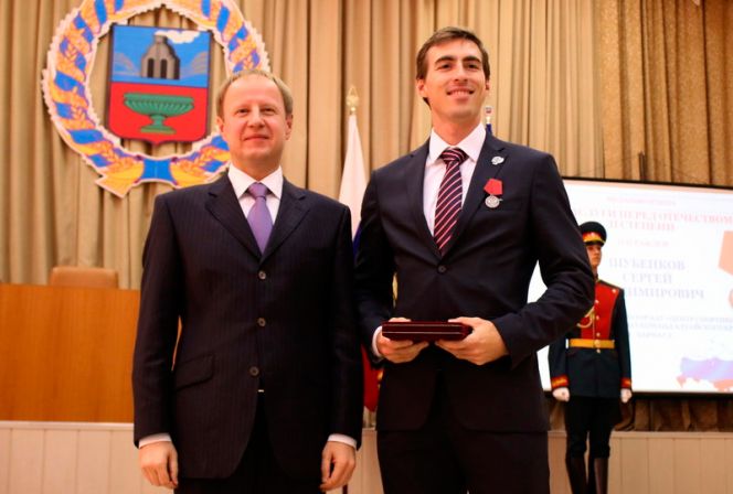 Виктор Томенко награждает Сергея Шубенкова медалью ордена «За заслуги перед Отечеством» II степени. Фото: altairegion22.ru