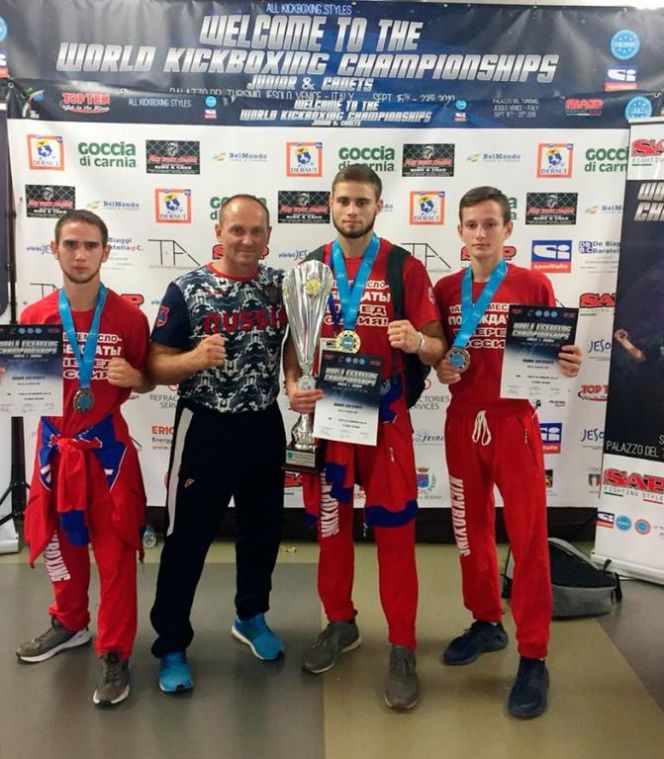 Справа - Алексей Малышев