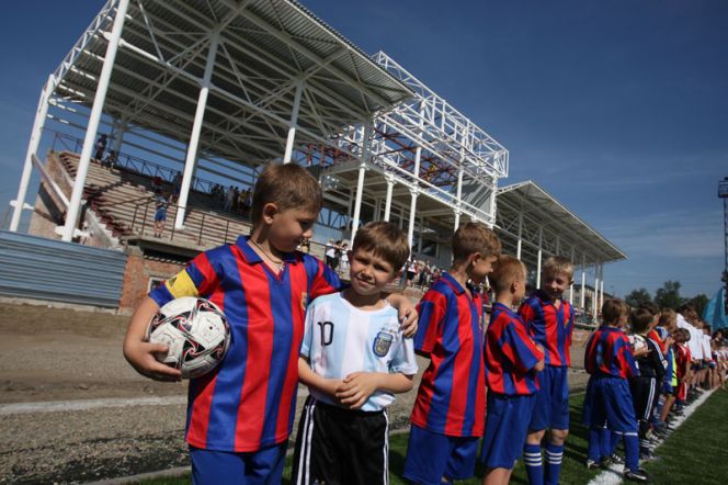 В Бийске на стадионе «Строитель» появилось современное футбольное поле с подогревом (фото).