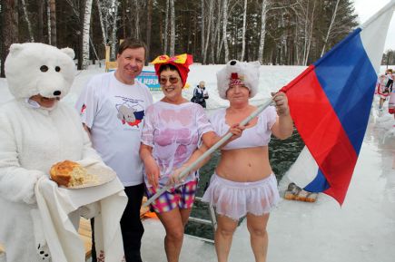 В Первомайском районе состоялся суточный эстафетный заплыв в ледяной воде.