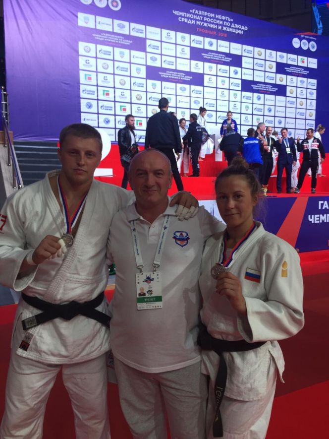 Андрей Томчук (слева) и Ирина Громова (справа) - серебряные призёры командного чемпионата России. В центре - заслуженный тренер России Олег Зайцев