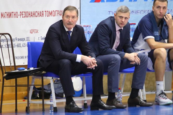 Главный тренер «АлтайБаскета» Борис Соколовский (слева). Фото: Виталий УЛАНОВ