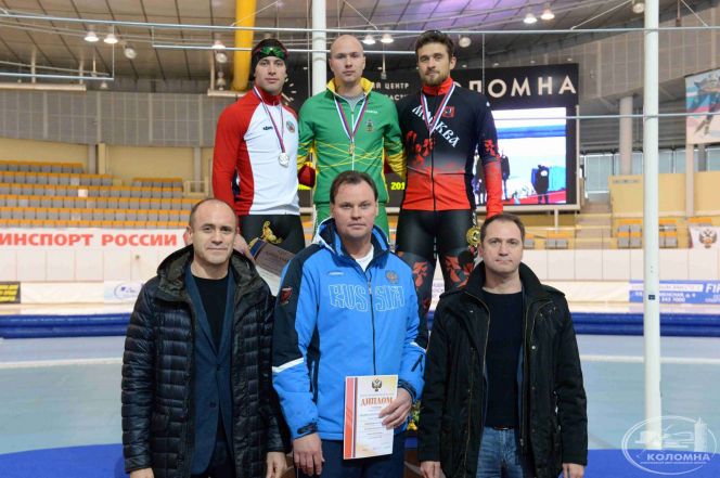 Виктор Муштаков (слева) - серебряный призёр чемпионата России по конькобежному спорту на дистанции 1000 метров. 