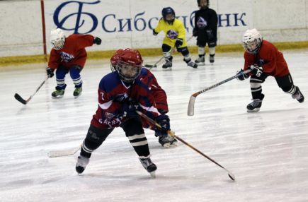 Иван Вишневский дал мастер-класс самым юным воспитанникам СДЮШОР «Алтай» (фото).