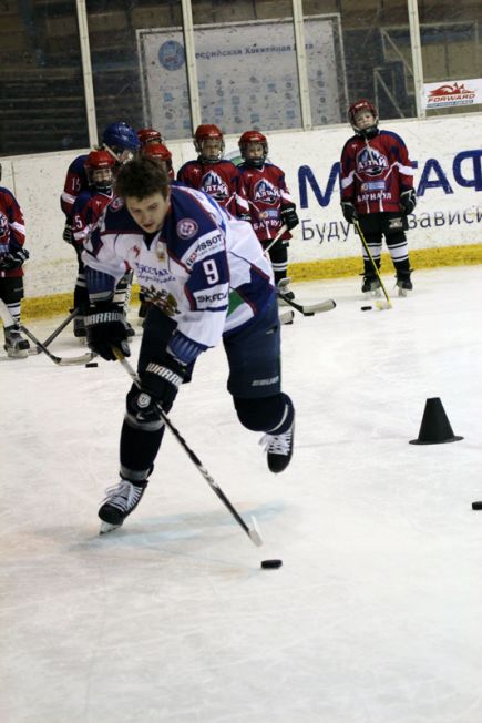 Иван Вишневский дал мастер-класс самым юным воспитанникам СДЮШОР «Алтай» (фото).