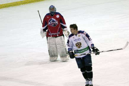 Иван Вишневский дал мастер-класс самым юным воспитанникам СДЮШОР «Алтай» (фото).