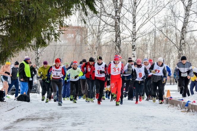 Барнаульский клуб любителей бега «Восток» открыл зимний сезон соревнованиями в День народного единства