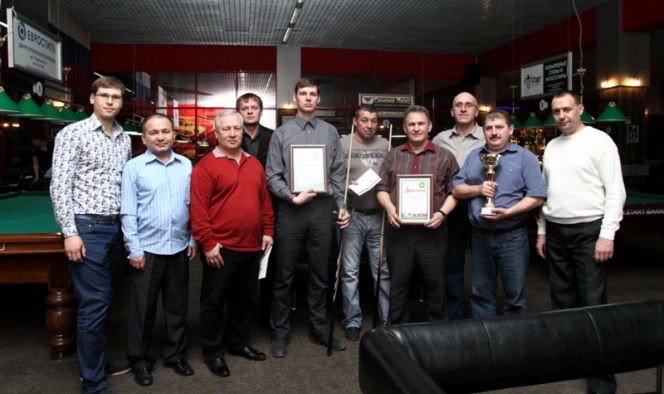 В Сибирском бильярдном центре «Богема» состоялся турнир среди силовых структур и ведомств Алтайского края по русскому бильярду в лично-командном первенстве.