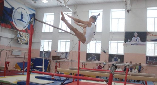 Комбинацию на разновысоких брусьях выполняет Арина Ищук.
Фото: Ярослав МАХНАЧЁВ