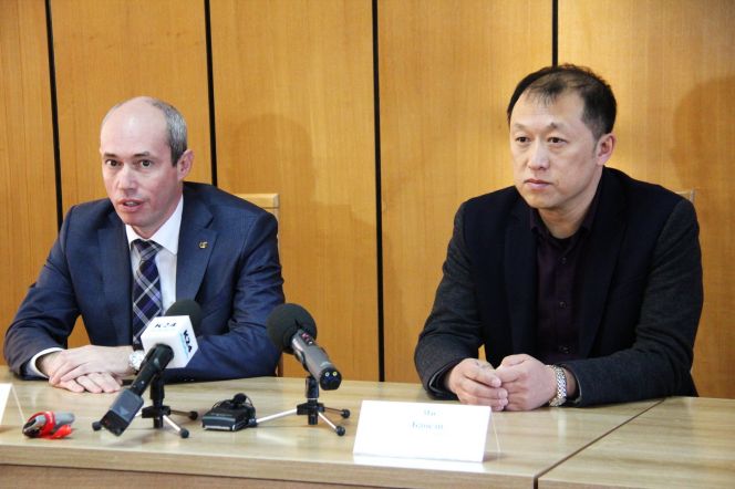 Артём Поломошнов и Ян Баосэн на пресс-конференции. Фото: Виталий Дворянкин