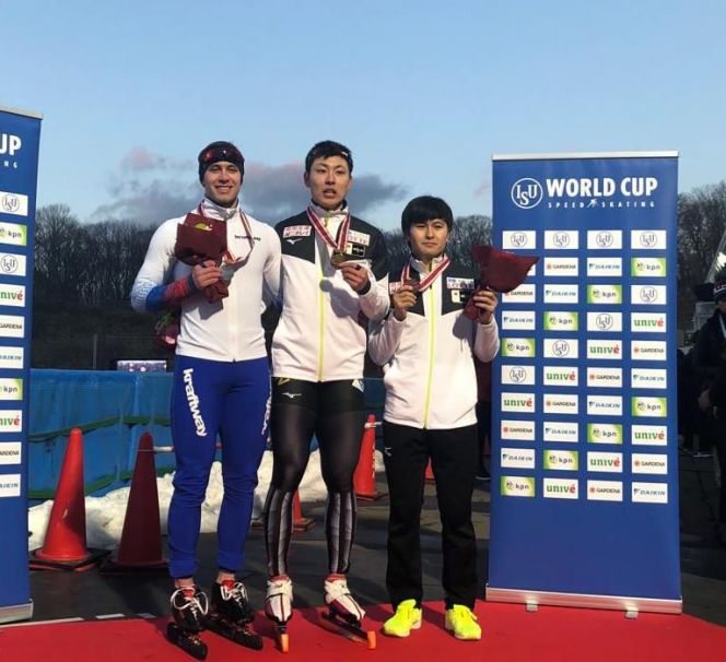 Виктор Муштаков (слева) - серебряный призёр этапа Кубка мира на дистанции 500 метров