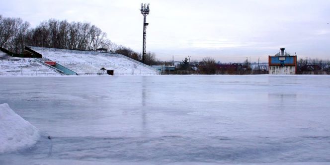 На бийском стадионе «Прогресс» начали заливку катка водой