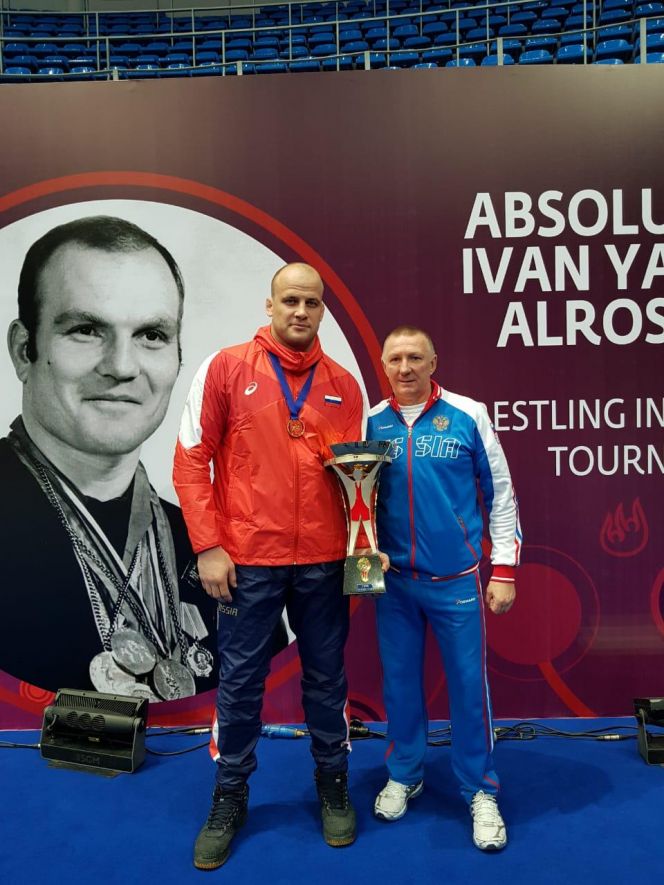 Виталий Щур со своим тренером Владимиром Кутчером