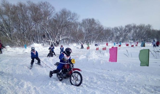 В Змеиногорске прошли гонки мотолыжных экипажей в рамках краевого праздника «Алтайская зимовка»