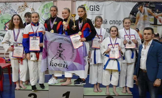 Спортсмены Барнаула и Бийска успешно выступили на межрегиональных соревнованиях по каратэ WKF