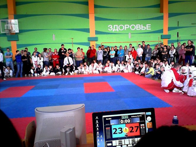 Открытое первенство ДЮСШ "Полимер" по тхэквондо собрало около 300 спортсменов из Барнаула, Новосибирской области и Казахстана.
