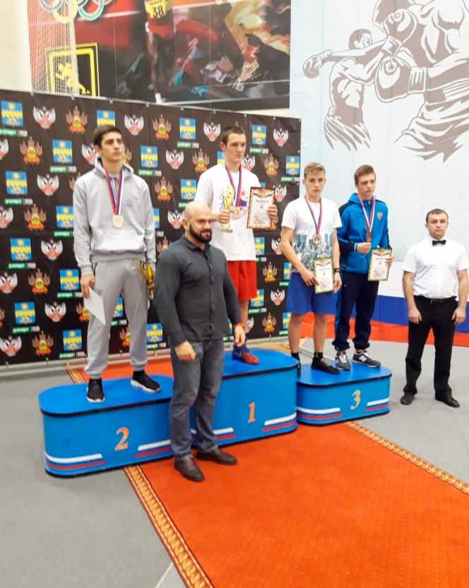 Никита Сабо (на пьедестале второй справа) стал бронзовым призёром Всероссийских соревнований по боксу среди юношей 14-15 лет. Фото: «Алтайский ринг»