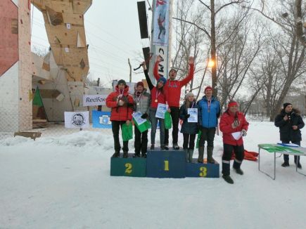В Барнауле прошёл второй этап Кубка России по ледолазанию. Фото: vk.com/clubakfa