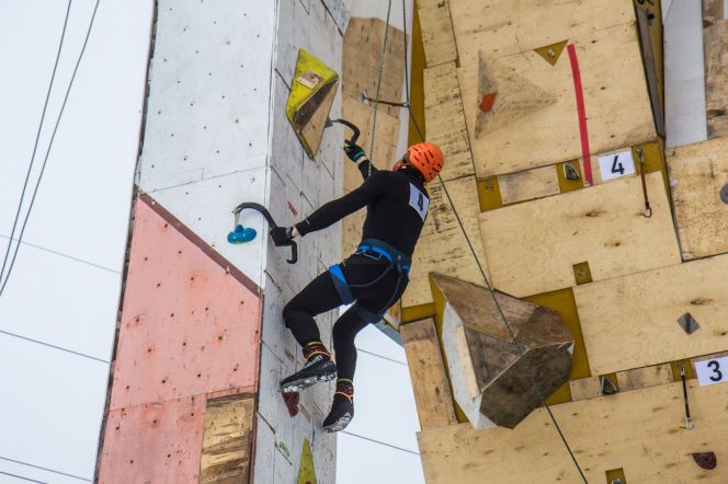В Барнауле прошёл второй этап Кубка России по ледолазанию. Фото: vk.com/clubakfa