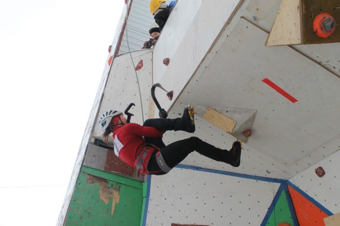 В Барнауле прошёл II этап Кубка России по ледолазанию. Фото: Ярослав МАХНАЧЁВ