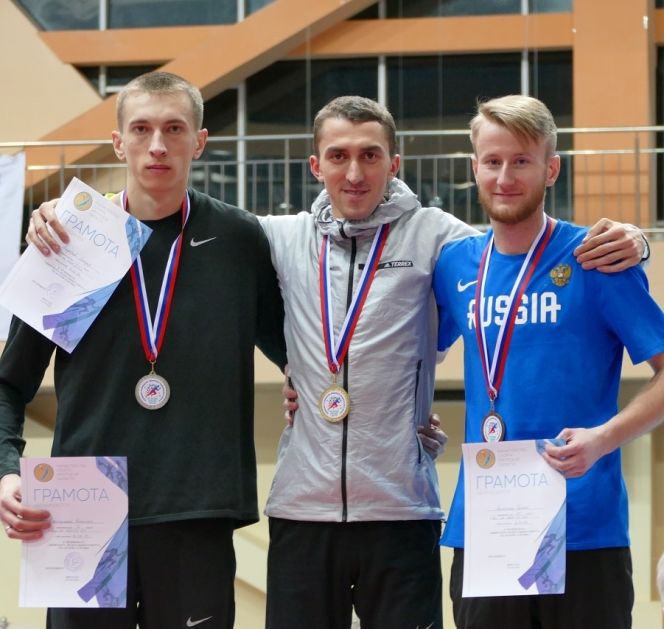 Ильдар Надыров (в центре) - двукратный чемпион Сибирского федерального округа. Фото: сайт Sborbeg