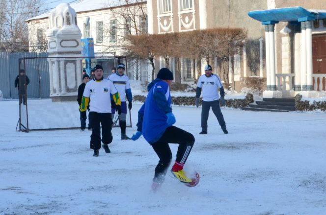 В исправительной кололонии №9 УФСИН России по Алтайскому краю прошёл товарищеский матч по мини-футболу между сотрудниками и осужденными