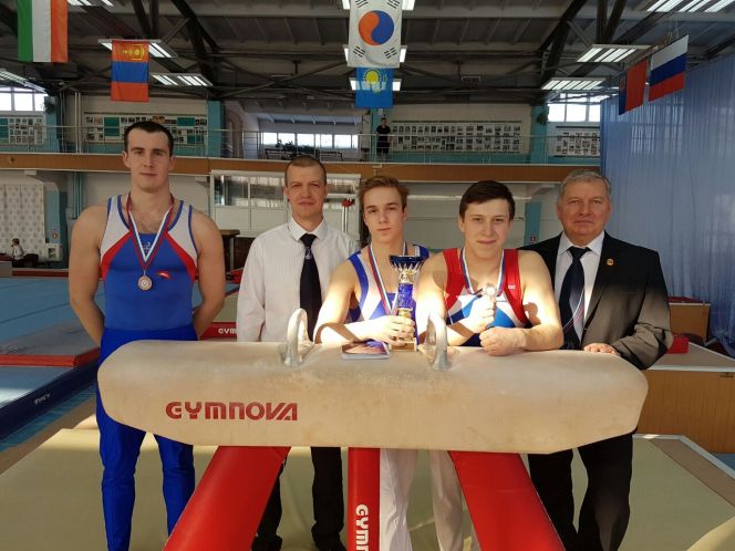 Эдуард Шахурдин - абсолютный чемпион края по спортивной гимнастике. На снимке - крайний слева. Фото из архива