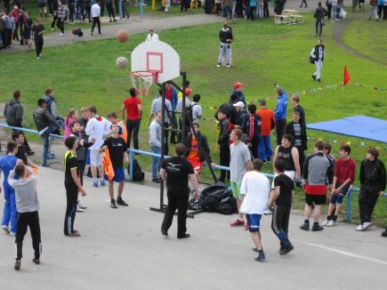 На стадионе «Клевченя» прошёл традиционный спортивный праздник Алтайского государственного медицинского университета.