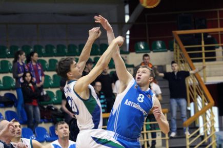 "АлтайБаскет" в первом матче плей-офф за пятое место в Суперлиге уступил в Новосибирске местной одноимённой команде - 76:80 (фото).