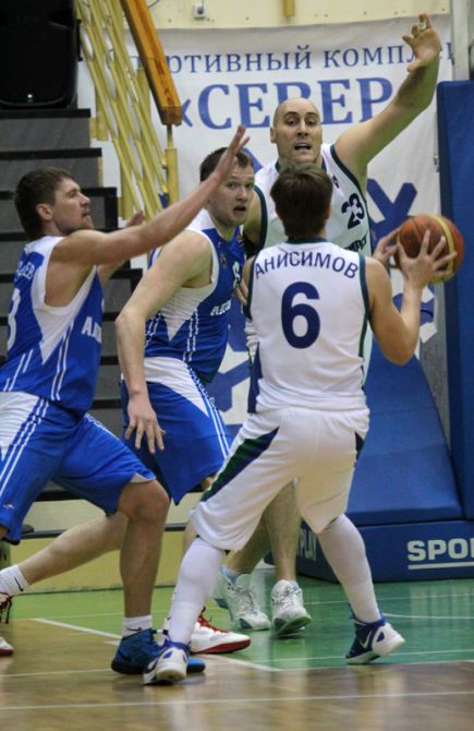 "АлтайБаскет" в первом матче плей-офф за пятое место в Суперлиге уступил в Новосибирске местной одноимённой команде - 76:80 (фото).