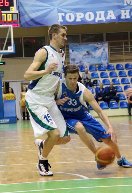 "АлтайБаскет" в первом матче плей-офф за пятое место в Суперлиге уступил в Новосибирске местной одноимённой команде - 76:80 (фото).
