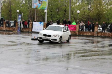 Завершился открытый чемпионат Барнаула по автомобильному слалому «Фигурный пилотаж 2013».