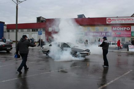 Завершился открытый чемпионат Барнаула по автомобильному слалому «Фигурный пилотаж 2013».