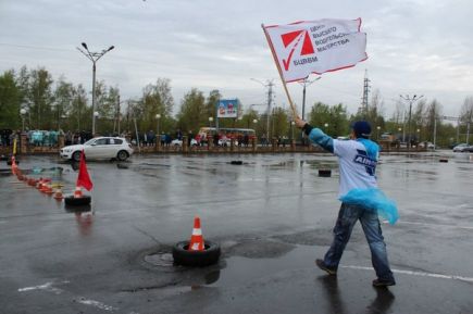 Завершился открытый чемпионат Барнаула по автомобильному слалому «Фигурный пилотаж 2013».