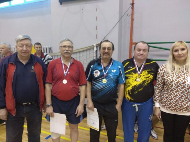 Александр Синицин (в центре) - победитель всероссийского турнира долгожителя Александра Коптаренко.