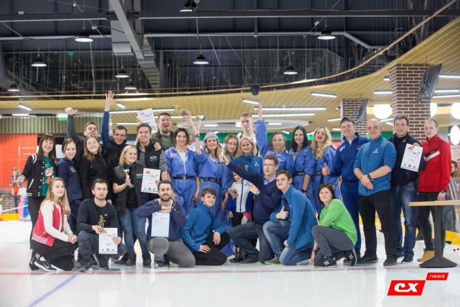 В Барнауле в турнире журналистов по кёрлингу соревновались 32 человека из четырнадцати СМИ