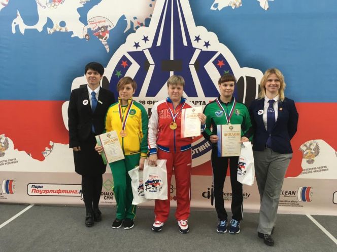  Ирина Казанцева (в красном спортивном костюме) - чемпионка России