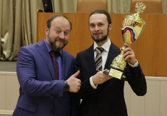 Приз "Олимпийская доблесть Алтая" стрелку Сергею Каменскому вручил вице-губернатор Алтайского края Денис Губин 