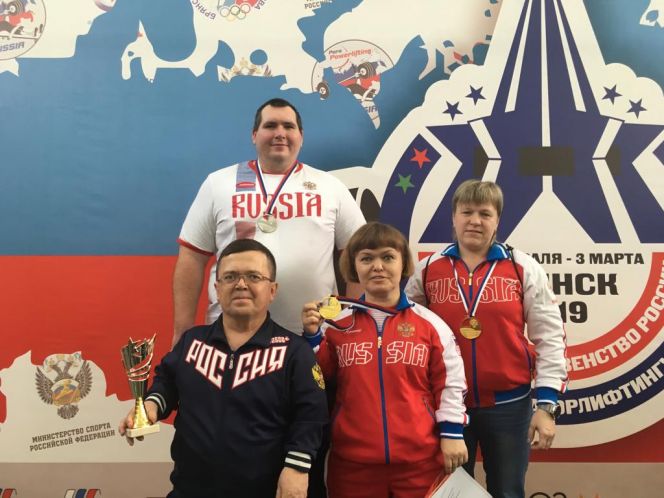 Андрей Подпальный (в тёмном спортивном костюме) со спортсменами клуба "Патриот" - медалистами чемпионата России