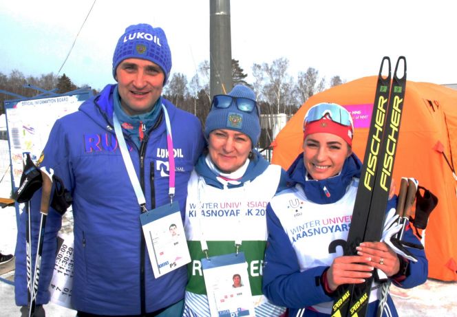 Артемий Гельманов, судья из Алтайского края Елена Шалина и Яна Кирпиченко после второго дня лыжных соревнований Универсиады. Фото: Вадим Вязанцев.