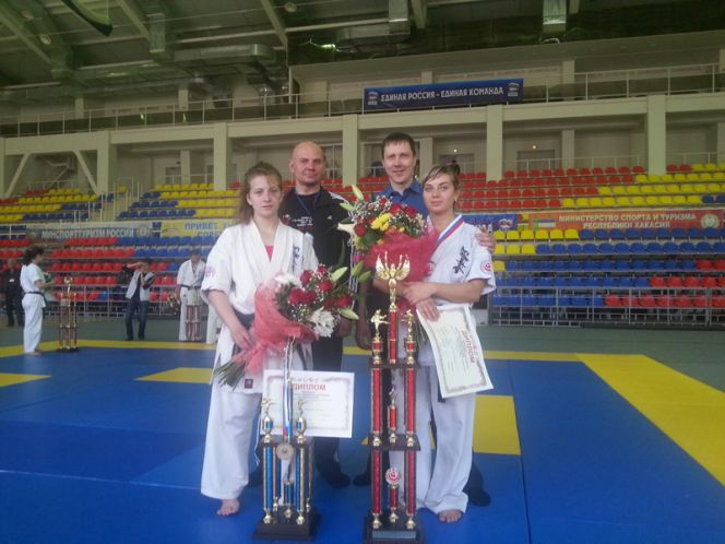 Яна Майдан – победитель, Екатерина Фурсова – серебряный призёр чемпионата Сибири по шинкиокушинкай каратэ.
