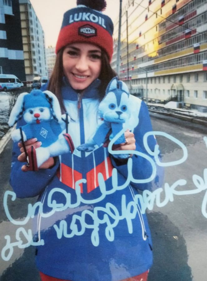 Яне Кирпиченко вручены подарки от учащихся барнаульской школы-интерната №4