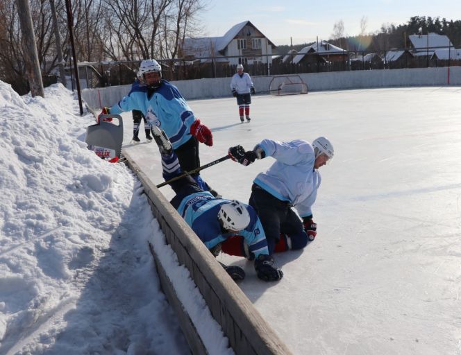 И в любительском хоккее хватает силовой борьбы. Фото: Вадим Вязанцев.