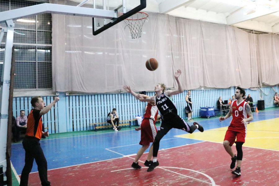 Атаку «Алтайлеса» (в тёмной форме) можно остановить только фолом. Фото: Вадим Вязанцев.