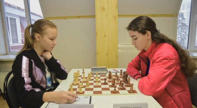 Мария Шелестова (слева) играет с Валерией Паниной