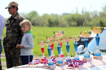 Женская команда комитета администрации Алтайского края по финансам, налоговой и кредитной политике выиграла ежегодные соревнования госслужащих Алтая по ловле рыбы поплавочной удочкой (фото).