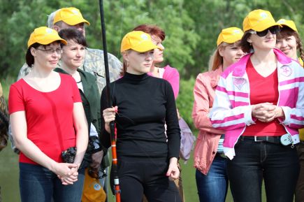 Женская команда комитета администрации Алтайского края по финансам, налоговой и кредитной политике выиграла ежегодные соревнования госслужащих Алтая по ловле рыбы поплавочной удочкой (фото).