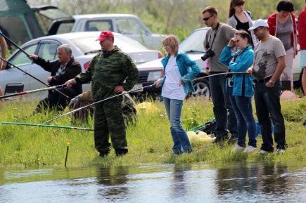 Женская команда комитета администрации Алтайского края по финансам, налоговой и кредитной политике выиграла ежегодные соревнования госслужащих Алтая по ловле рыбы поплавочной удочкой (фото).